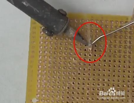 如何使用电烙铁进行锡焊